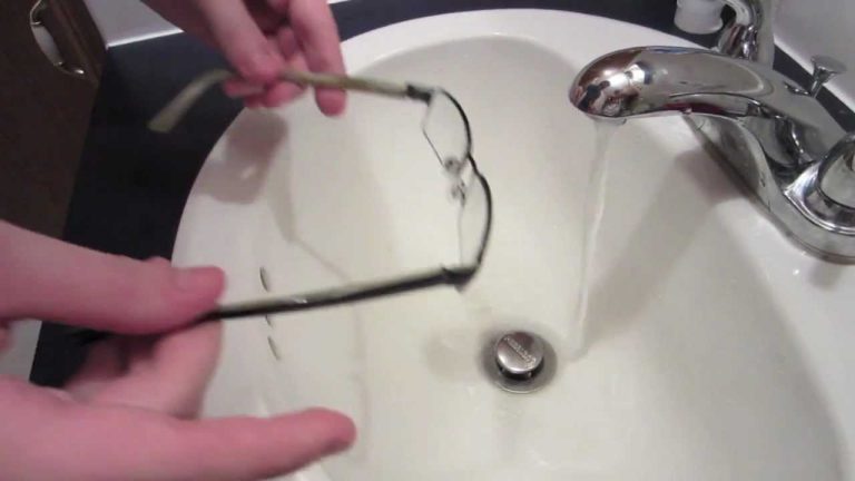 How To Clean The Lens Of Eyeglasses